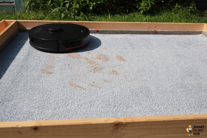 Der Roborock S7 MaxV reinigt im Test Sand auf einem Teppich